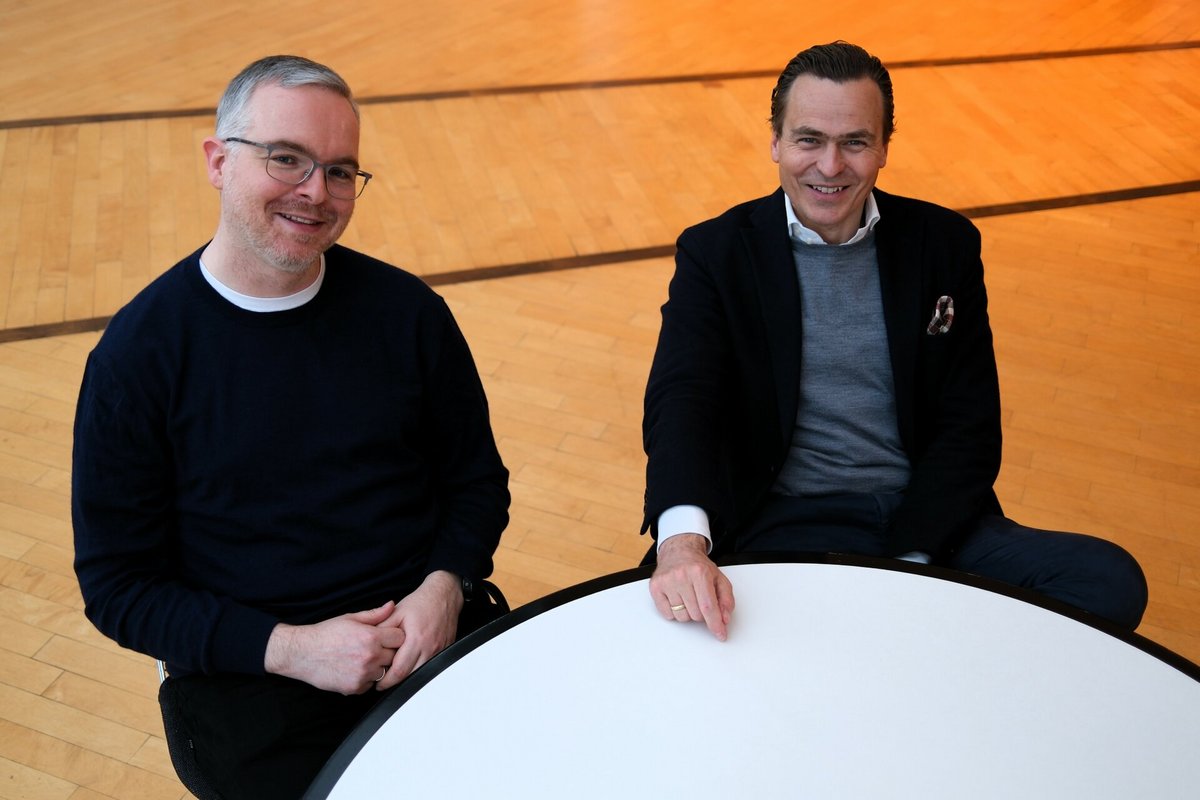 Ben Danneberg und Ansgar Heise stellten im März 2024 ihre gemeinsame KI-Strategie vor. © heise medien/Foto: Hendrik Vatheuer