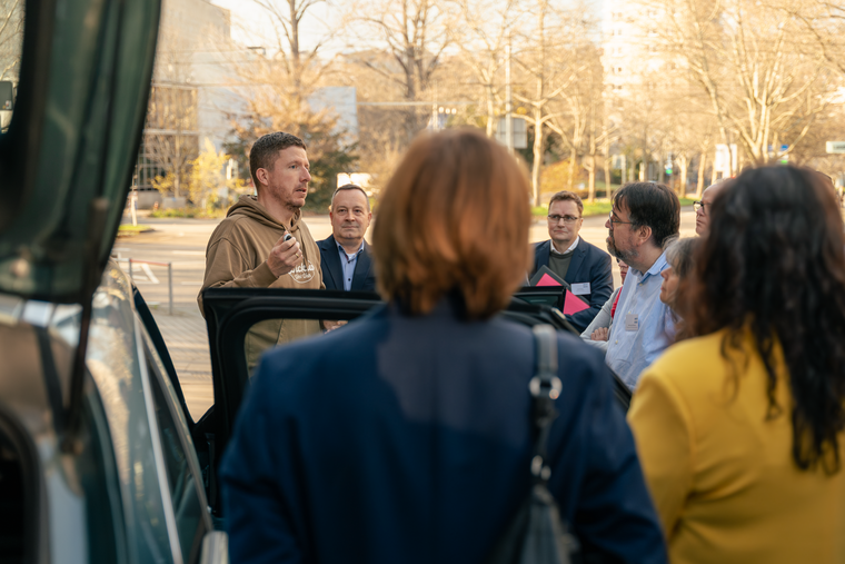 Jens Dralle, Leiter Test und Technik, gewährte den Gästen Einblicke in die Testabteilung von „auto motor und sport“; Foto © Motor Presse Stuttgart