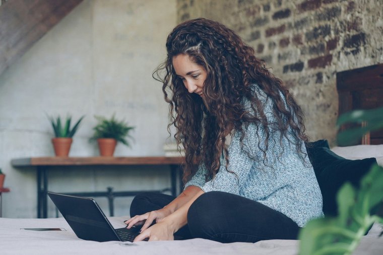 BAuA-Bericht „Hybrides, Ortsflexibles, Multilokales Arbeiten?“; Symbolbild © unsplash/Vitaly Gariev 