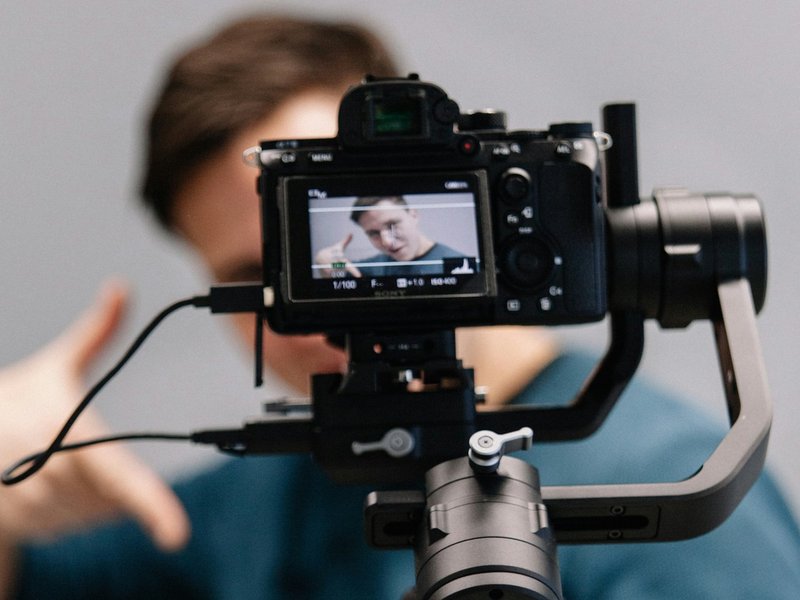 Online-Video-Monitor erschienen; Symbolbild © Vanilla Bear Films/unsplash