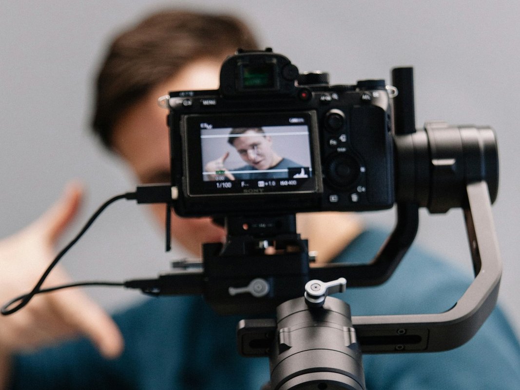 Online-Video-Monitor erschienen; Symbolbild © Vanilla Bear Films/unsplash