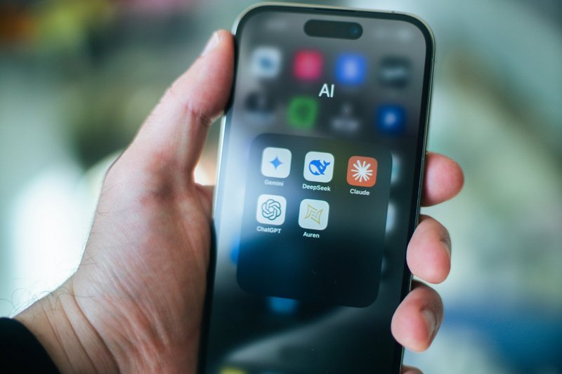 Zwei aktuelle Studien zeigen, was die Deutschen von generativer KI halten; Foto © Aerps/unsplash