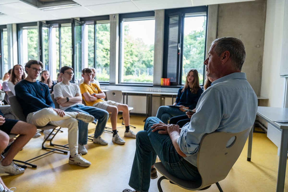 Journalist Georg Mascolo bei einem Schulgespräch mit Schülerinnen und Schülern (Foto: JmS/Robert Kiehn)