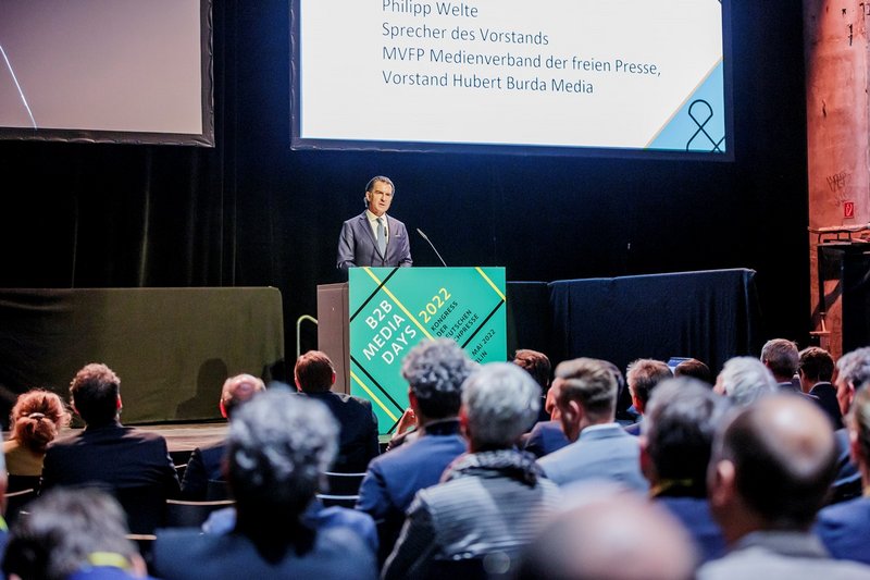 Philipp Welte, Sprecher des MVFP-Vorstands, bei den B2B Media Days 2022 in der Berliner Kulturbrauerei (Foto: Monique Wüstenhagen)