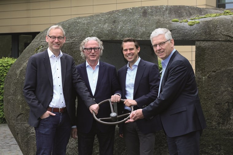 v.l.: Dr. Ludger Schulze Pals, Werner Gehring, Malte Schwerdtfeger und Hermann Bimberg (Foto: Landwirtschaftsverlag)