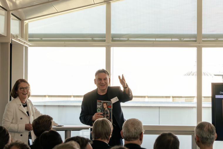 Gute Stimmung beim Input von Birgit Priemer Chefredakteurin „auto motor und sport“, und Michael Samak, Leiter Märkte und Erlöse; Foto © Motor Presse Stuttgart