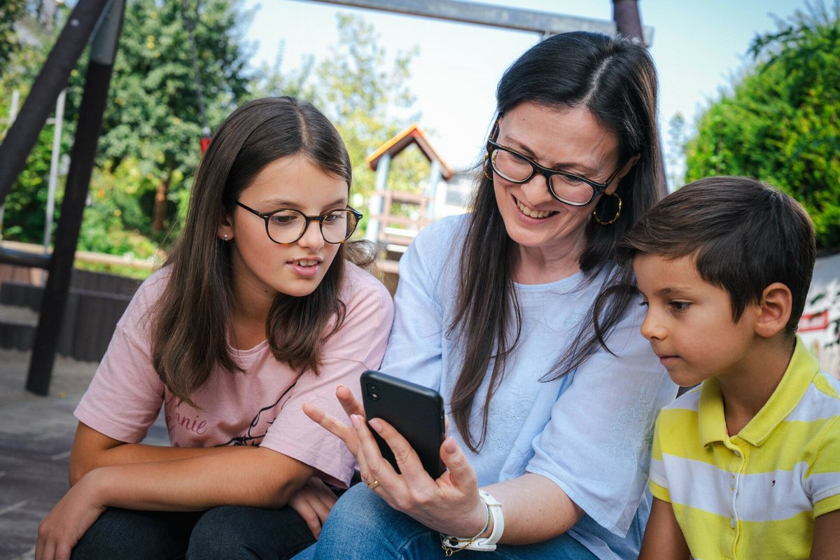 Pressebild: Ein Viertel der Eltern nutzt digitale Apps zum Vorlesen. (Foto: Stiftung Lesen / Jonathan Kaiser)