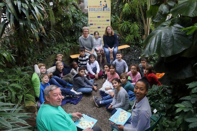 Fernsehmoderator Christoph Biemann, Autorin Melanie Raabe sowie Schülerinnen, Schüler und Lehrerinnen der Mainzer Grundschule Dr.-Martin-Luther-King (Foto: Alexander Sell)
