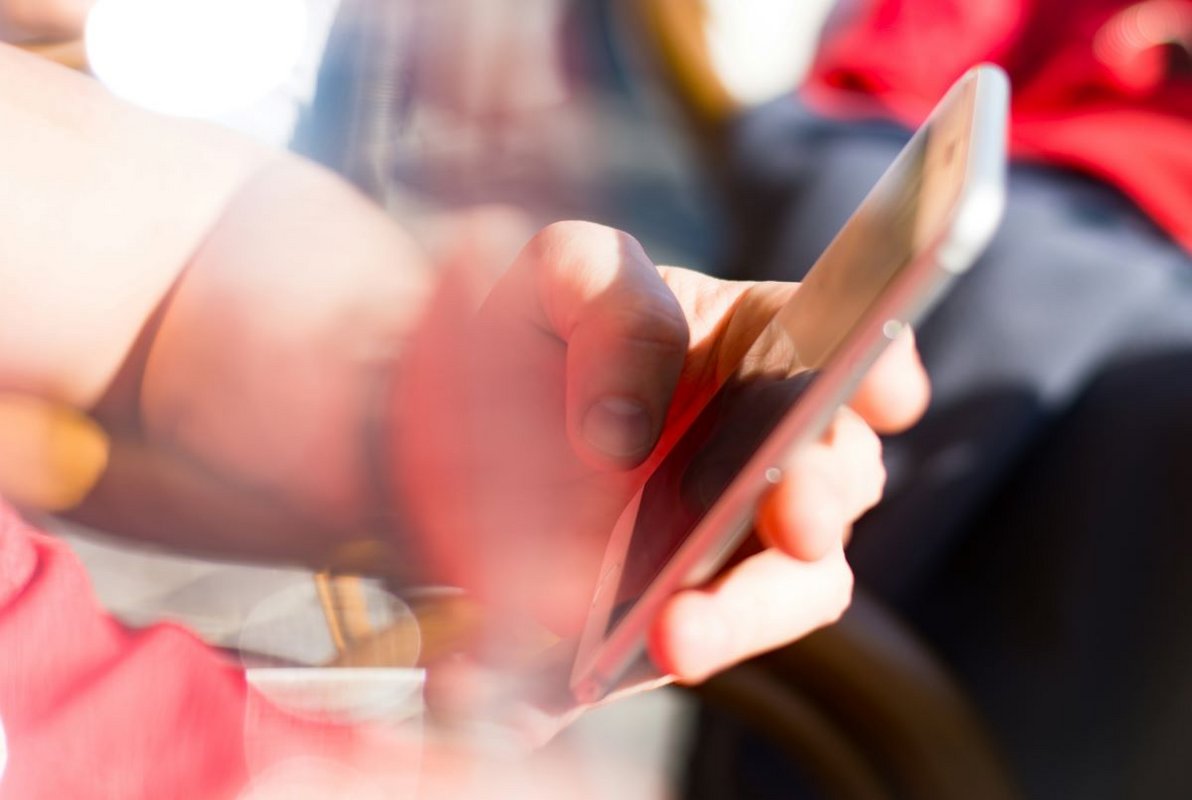 Hand mit Smartphone, Foto © Sherise Van Dyk/unsplash