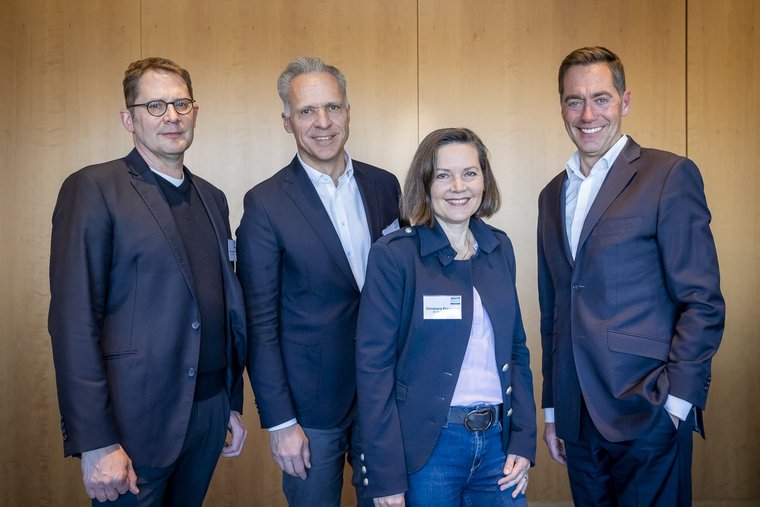 Insights aus der dfv Mediengruppe lieferten Rouven Schellenberger, Andreas Hoffmann, Christiane Preuschat und Andreas Scholz. (v.l.n.r.; Foto © Mara Monetti) Insights aus der dfv Mediengruppe lieferten Rouven Schellenberger, Andreas Hoffmann, Christiane Preuschat und Andreas Scholz. (v.l.n.r.; Foto © Mara Monetti)