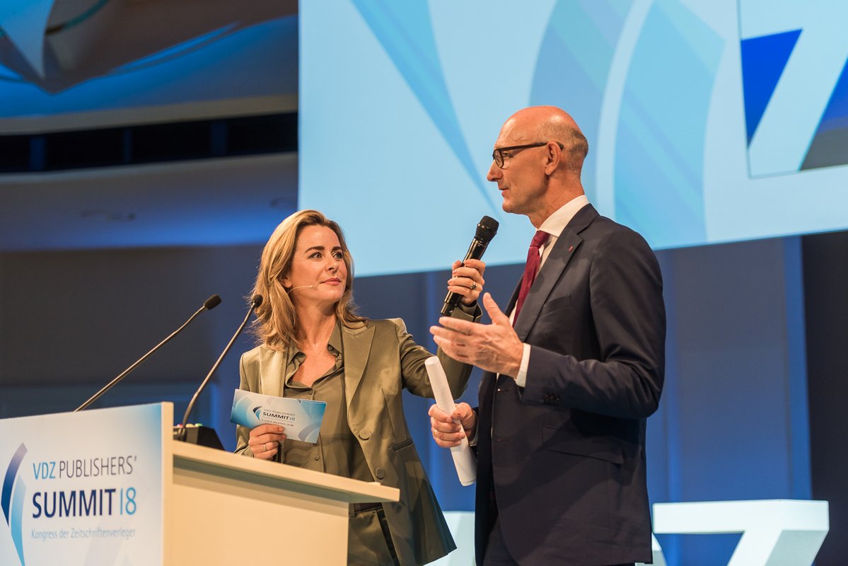 Telekom-CEO Timotheus Höttges im Gespräch mit Bettina Cramer (Foto: Ole Bader/SANDWICHPICKER für VDZ)