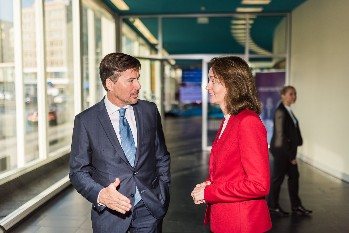 VDZ-Hauptgeschäftsführer Stephan Scherzer im Gespräch mit Bundesjustizministerin Dr. Katarina Barley (Foto: Ole Bader/SANDWICHPICKER für VDZ)