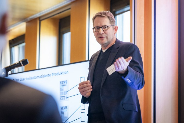 Über die redaktionelle Transformation berichtete Rouven Schellenberger, Chefredakteur Digitale Medienentwicklung bei der dfv Mediengruppe. (Foto © Mara Monetti)
