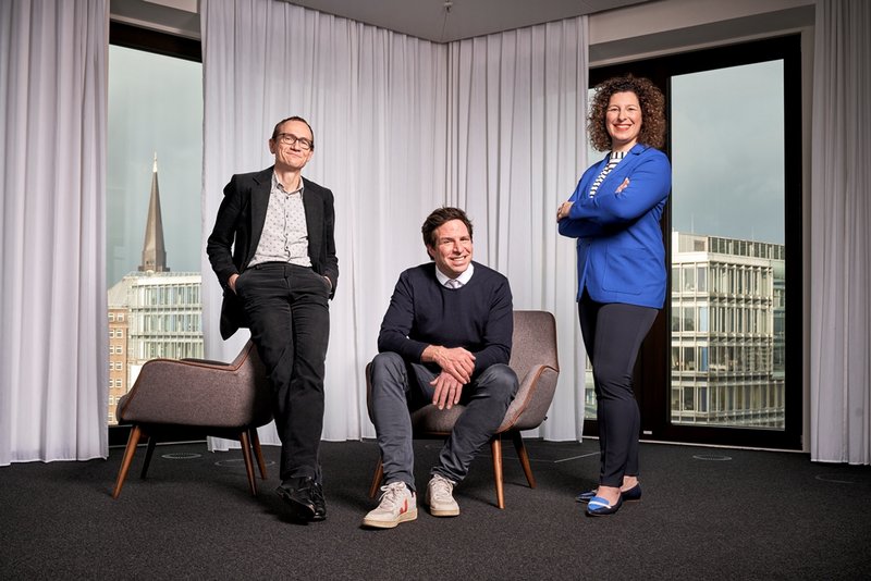 Neue Chefredaktion ab Juni 2022: Chefredakteur Sven Clausen (Mitte), Stellvertreterin Simone Salden, Stellvertreter Michael Freitag (Foto: Johannes Arlt für manager magazin)