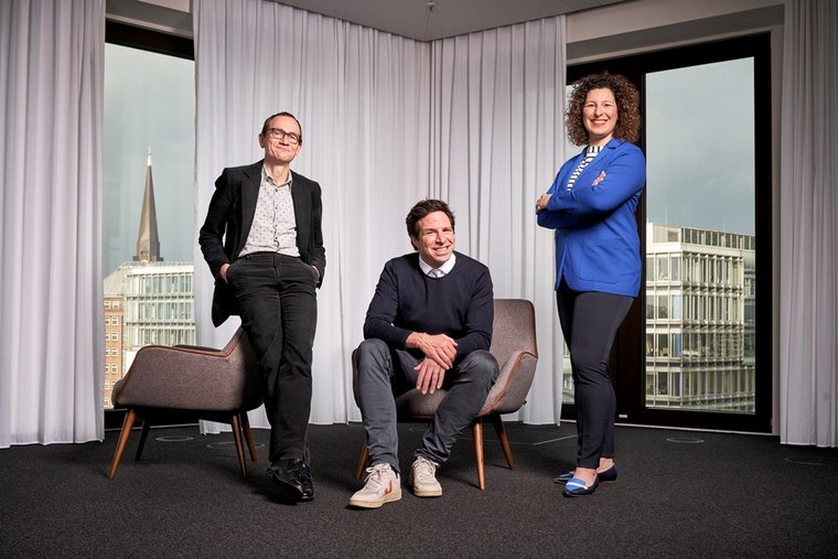 Neue Chefredaktion ab Juni 2022: Chefredakteur Sven Clausen (Mitte), Stellvertreterin Simone Salden, Stellvertreter Michael Freitag (Foto: Johannes Arlt für manager magazin)