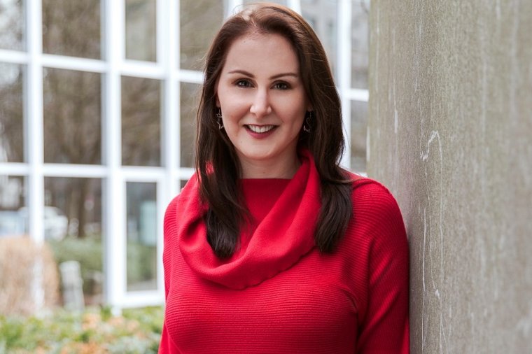 Charlot Nitschke ist stellvertretende Chefredakteurin von bunte.de. (© Lisa Hantke)