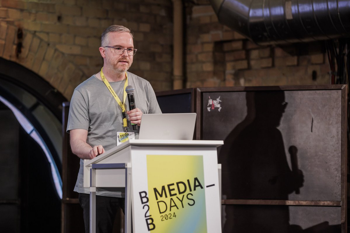 Referent Ben Danneberg, CEO von DEEP CONTENT by heise, stellte bei den B2B Media Days 2024 ein selbstentwickeltes KI-Tool vor. Foto © Deutsche Fachpresse/Monique Wüstenhagen Referent Ben Danneberg, CEO von DEEP CONTENT by heise, stellte bei den B2B Media Days 2024 ein selbstentwickeltes KI-Tool vor. Foto © Deutsche Fachpresse/Monique Wüstenhagen