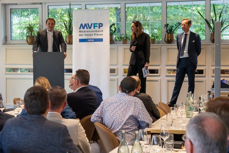 Nathanael Liminski, Anina Veigel und Michael Voss (v.li.); Foto: Dominik Strzoda