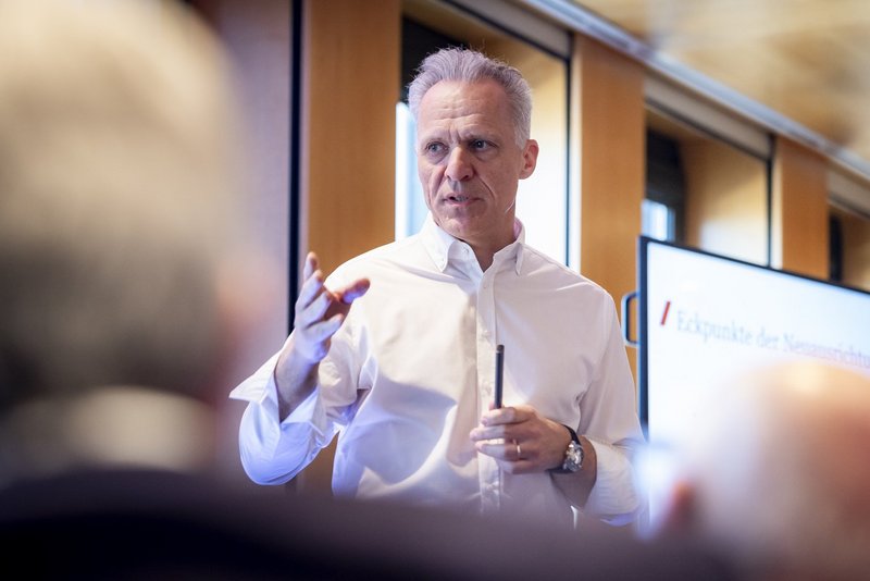 Andreas Hoffmann, Verlagsleiter Subscription & CRM bei der dfv Mediengruppe, lieferte einen Impuls zur digitalen Transformation im Vertrieb. (Foto © Mara Monetti)