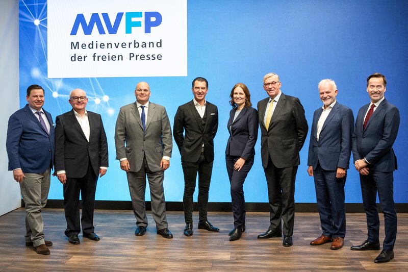 Präsidium des Medienverbands der freien Presse (v. l. n. r.): Holger Knapp, Detlef König, Lars Joachim Rose, Philipp Welte, Bianca Pohlmann, Dr. Rudolf Thiemann, Dr. Alfons Schräder, Stephan Scherzer (Hauptgeschäftsführer)