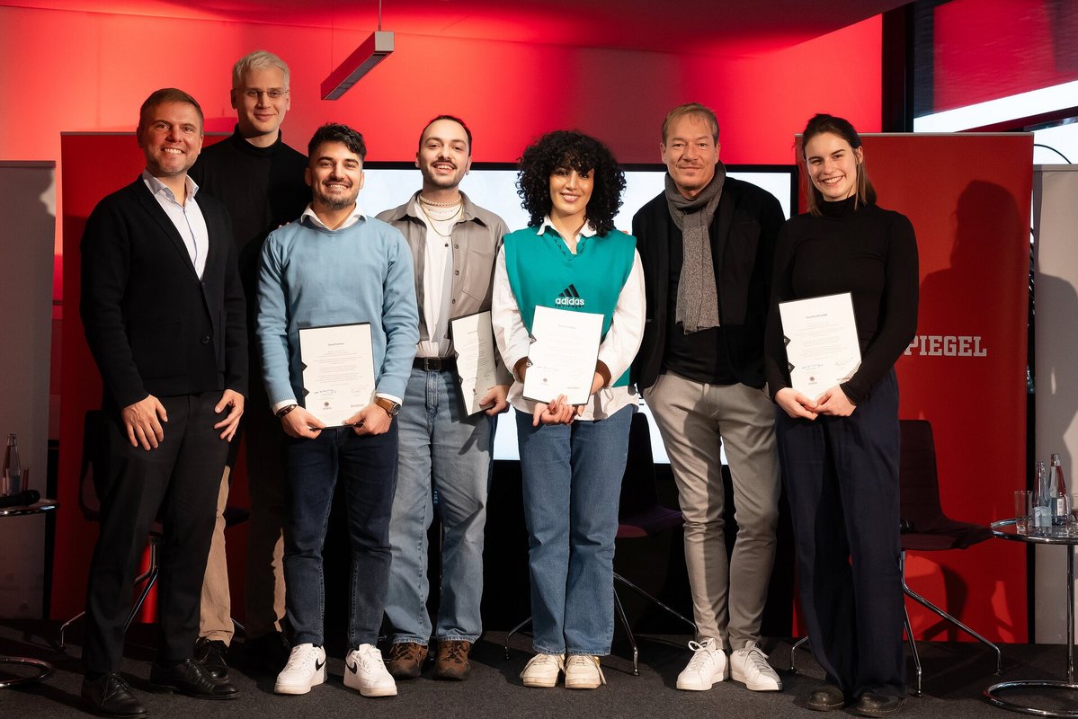 Im Bild von links: Mikolaj Ciechanowicz, Daniel Sagradov, Ziyad Farman, Mertcan Usluer, Tessniem Kadiri, Thorsten Dörting, Karolina Benedyk (Foto: SPIEGEL-Gruppe)
