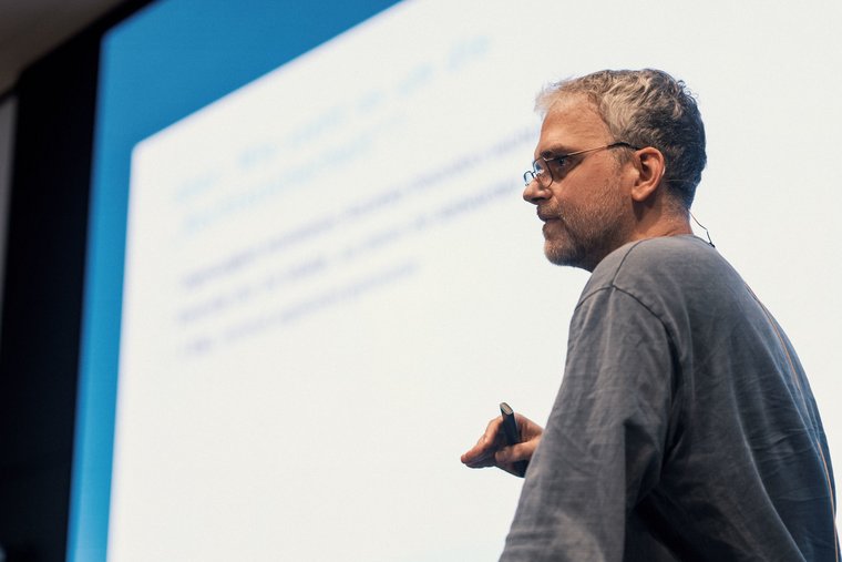Frank Enders, Head of Technology im Bereich Content & Solutions, erklärte beim Unternehmenstag im April den Umgang mit KI bei Haufe; Foto © Stefan Hipp