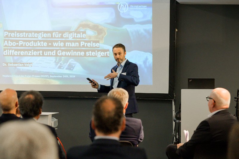 Bildquelle: Dr. Sebastian Voigt, Partner bei hy – The Axel Springer Consulting Group, bei der Jahrestagung des MVFP Südwest am 24.09.24; Foto © Uli Schneider für MVFP Südwest