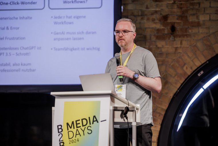 Referent Ben Danneberg, CEO von Deep Content by heise, präsentierte bereits bei den B2B Media Days im Mai, was das KI-Tool DC I/O alles kann. Foto © Deutsche Fachpresse/Foto: Monique Wüstenhagen 