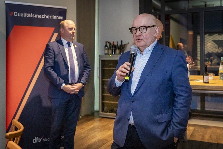 Südwest-Vorsitzender Detlef Koenig begüßt die Gäste zum Verlegerabend. (Foto © Mara Monetti) Südwest-Vorsitzender Detlef Koenig begüßt die Gäste zum Verlegerabend. (Foto © Mara Monetti)