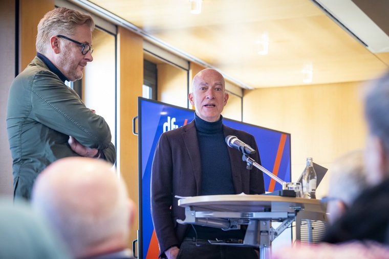 Die beiden dfv Geschäftsführer Peter Esser und Markus Gotta bei der Begrüßung. (Foto © Mara Monetti) Die beiden dfv Geschäftsführer Peter Esser und Markus Gotta bei der Begrüßung. (Foto © Mara Monetti)