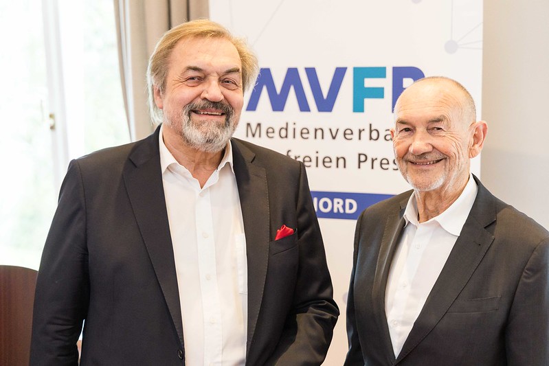 Der Vorsitzende des MVFP Nord Peter Strahlendorf mit Handelskammer-Präses Prof. Norbert Aust