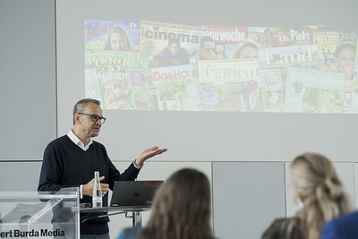 Beim Vortrag von Sven Dams, CPO BurdaVerlag, ging es um das Thema Customer Centricity. (Foto © herrfichtner)