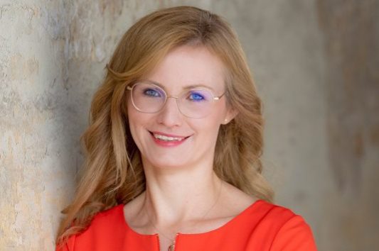 Wechsel in der Chefredaktion beim Fachmagazin Health&Care Management: Ivonne Rammoser geht, Bianca Flachenecker übernimmt (Fotocredit: Rohde Fotografie)